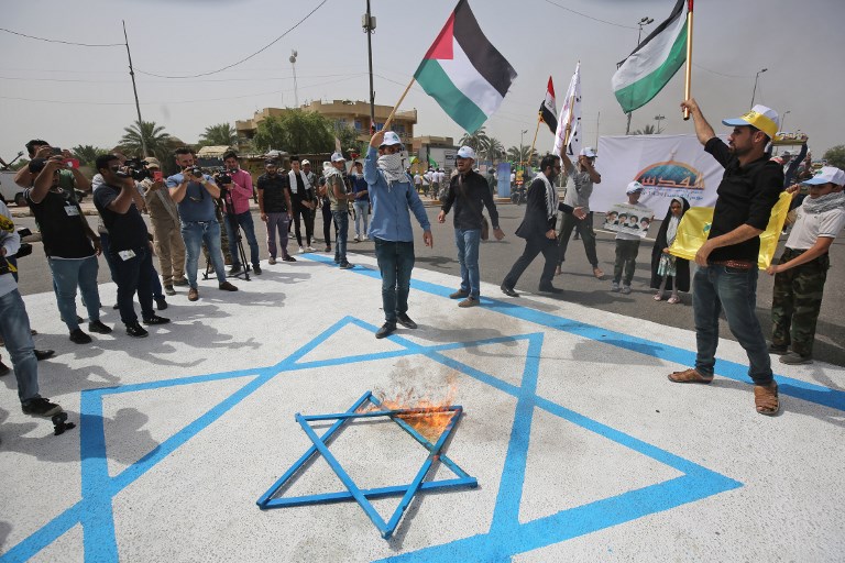 مقاتلون شيعة خلال مسيرة بمناسبة 